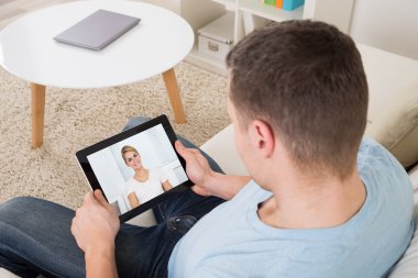 Adam görüntülü dijital tablet kadınla sohbet