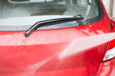 Yüksek basınçlı su jeti ile yıkanmış araba