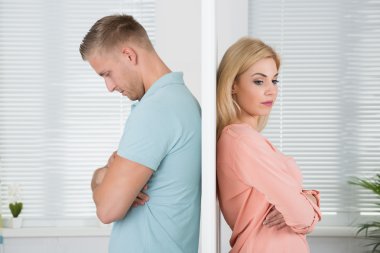 ongelukkige paar staande rug aan rug
