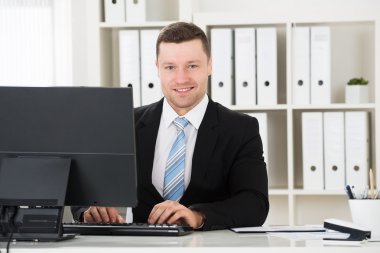 bilgisayar kullanma office iş adamı