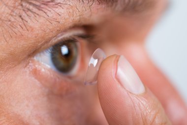 Kontakt Lens gözlerinin içine koyarak adam