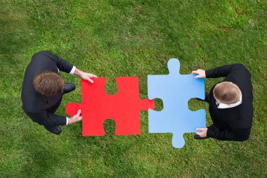 İşadamları Jigsaw parçaları birleştirme