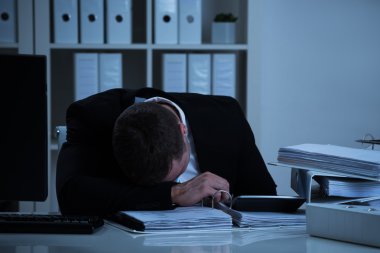 Overworked işadamı eğilimli baş üstünde okul sırası