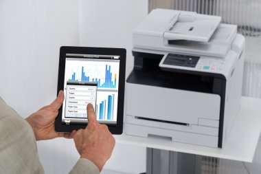 Print komutu tablete veren işadamı