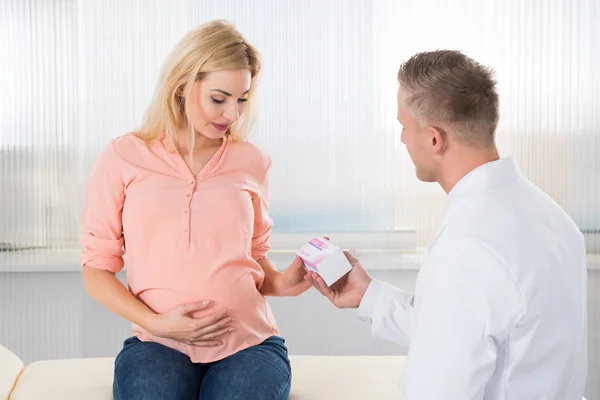 Médico dando la caja de la medicina a la mujer — Foto de Stock