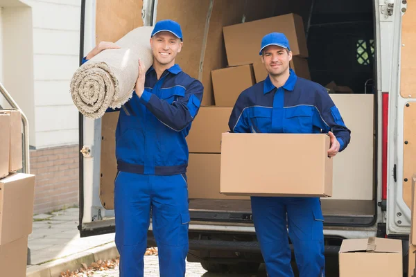 Llevar caja de cartón y alfombra — Foto de Stock