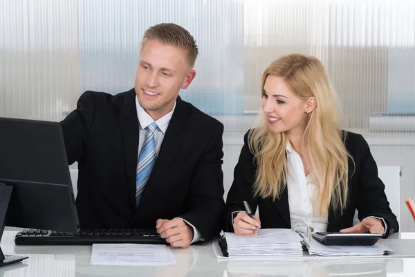 Empresarios con papeleo —  Fotos de Stock