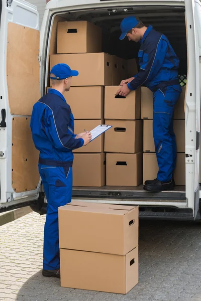 Leveringsmensen vakken te lossen — Stockfoto