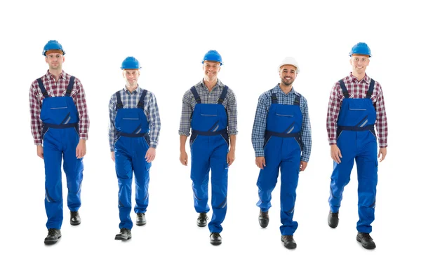 Retrato de carpinteiros masculinos confiantes — Fotografia de Stock