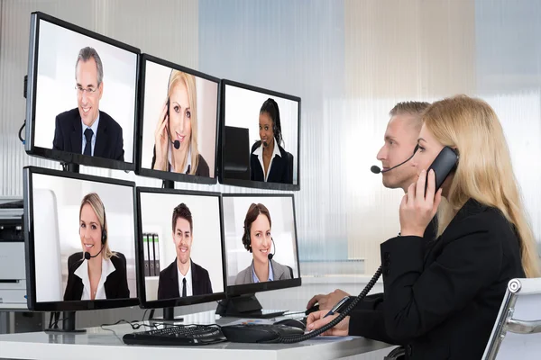 Geschäftsleute bei Telefonkonferenz — Stockfoto