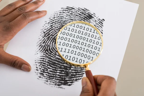 Using Magnifying Glass To Check Binary Code — Stock Photo, Image