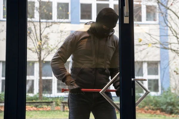 Hombre encapuchado usando Crowbar —  Fotos de Stock