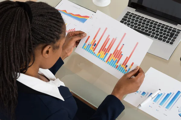 Mujer de negocios analizando colorido gráfico de barras —  Fotos de Stock