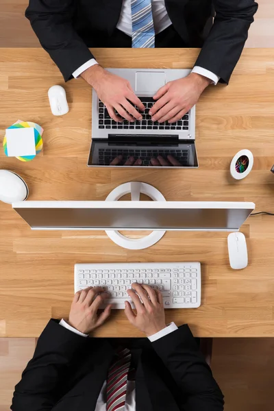 Empresários usando laptop e computador na mesa — Fotografia de Stock