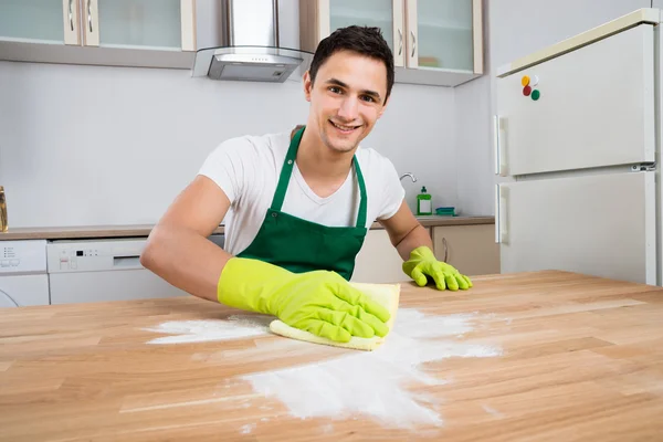 Limpiador de polvo de limpieza en mesa de madera —  Fotos de Stock