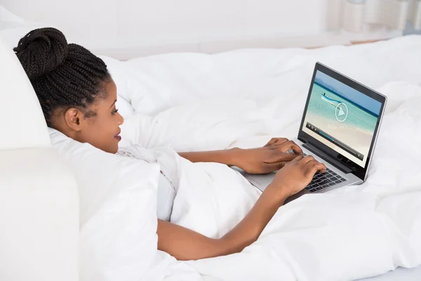 Kvinna titta på video på laptop — Stockfoto