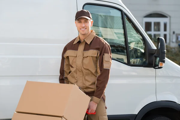 Vertrouwen levering Man duwen percelen — Stockfoto