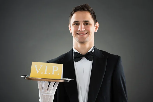 Официант держит лоток с VIP-знаком — стоковое фото