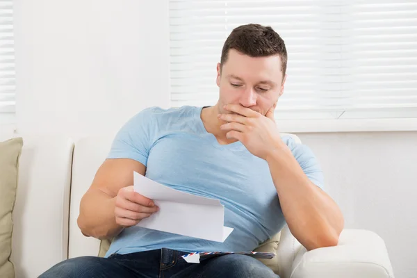 Un homme sérieux lisant une lettre — Photo