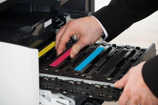 Cartucho de fijación del hombre de negocios en la máquina de fotocopia — Foto de Stock