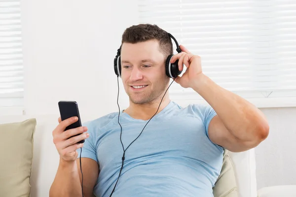 Mann hört Musik auf Handy — Stockfoto