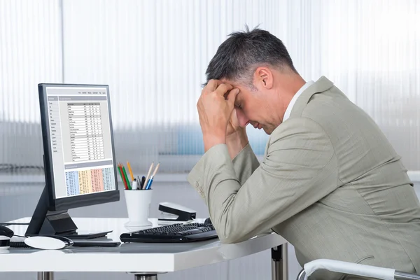 Accountant Suffering From Headache At Desk — Stock Photo, Image