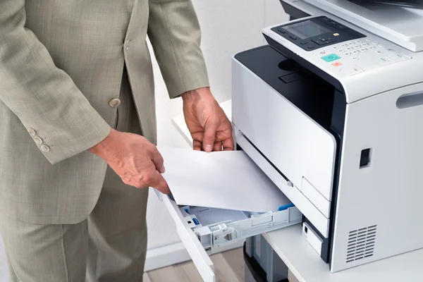 Empresario usando impresora en la oficina — Foto de Stock