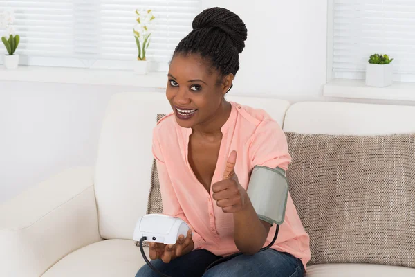 Woman Measuring Her Blood Pressure — Stock Photo, Image