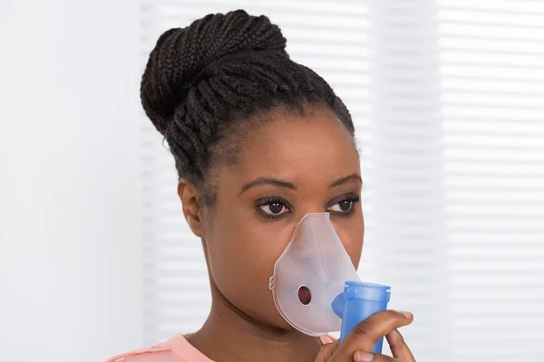 Jonge vrouw met behulp van zuurstofmasker — Stockfoto