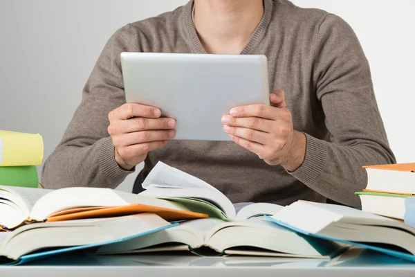 Студент держит цифровой планшет — стоковое фото