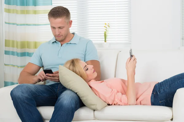 Paar gebruik van mobiele telefoons — Stockfoto