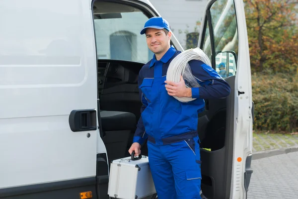 Técnico de confianza con bobina de cable — Foto de Stock