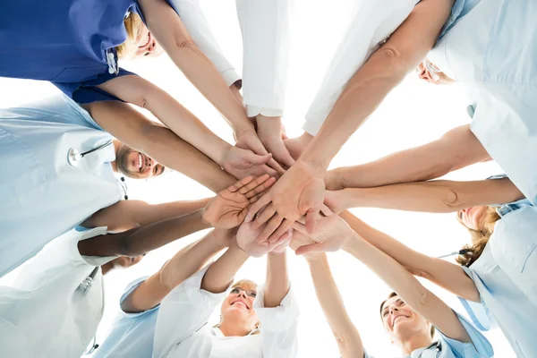 Mnohonárodnostní lékařský tým stohování ruce — Stock fotografie