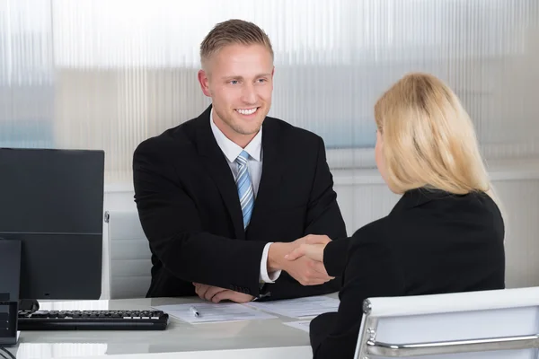 Händeschütteln mit Kandidatin am Schreibtisch — Stockfoto