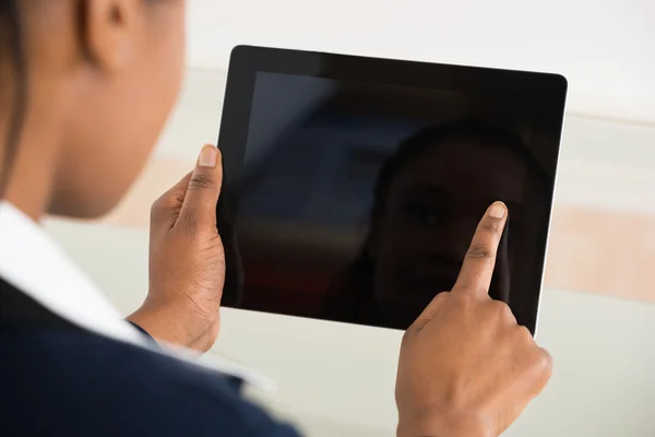 Zakenvrouw met digitale tablet — Stockfoto