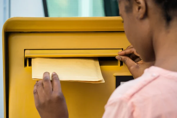 Carta de inserção da mão da pessoa na caixa de correio — Fotografia de Stock