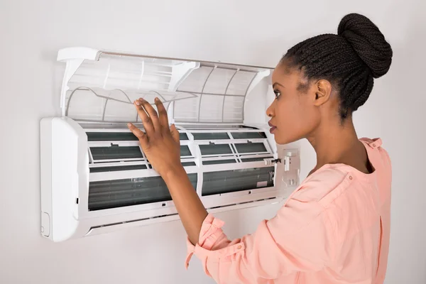 Woman Opening Air Conditioner — Stock Photo, Image