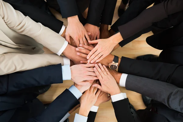 Equipe de negócios empilhando mãos — Fotografia de Stock