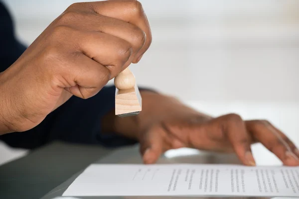 Carimbo da mão da pessoa no formulário de contrato — Fotografia de Stock