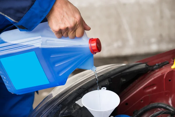 Verter líquido de la lavadora del parabrisas en el coche — Foto de Stock