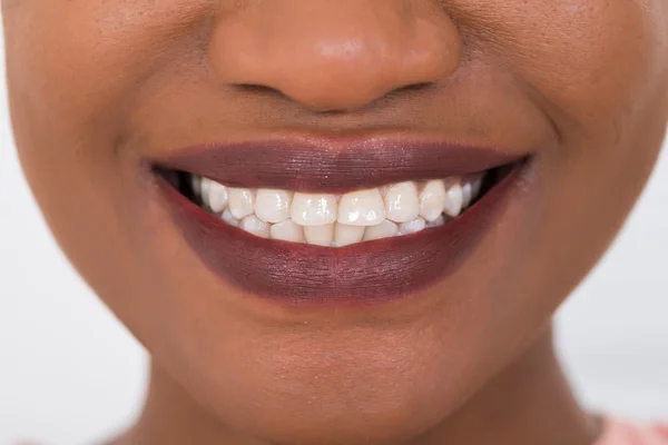 Foto de cerca de la mujer sonriente —  Fotos de Stock