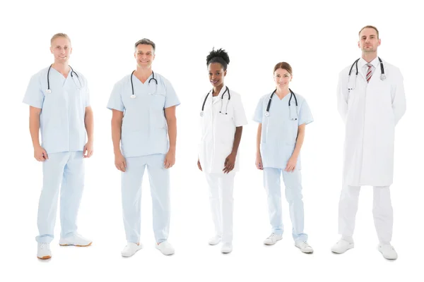 Equipe médica multiétnica confiante — Fotografia de Stock