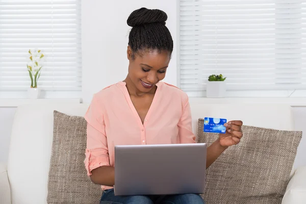 Mulher compras online — Fotografia de Stock