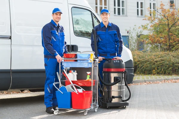 Glückliche Hausmeister stehen gegen LKW — Stockfoto