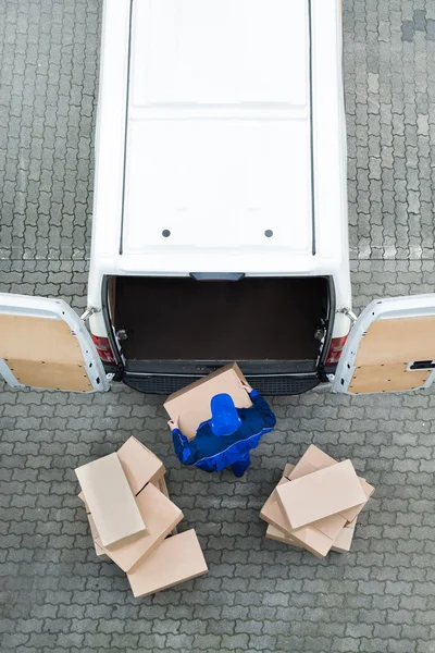 Entrega hombre descarga cajas de cartón — Foto de Stock