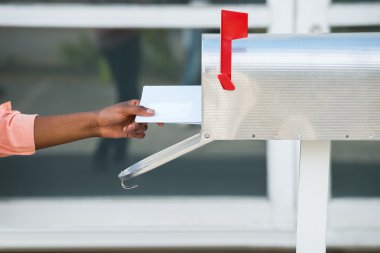 Kişi koyarak harflerle posta kutusu