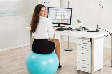 Bilgisayar kullanan iş kadını