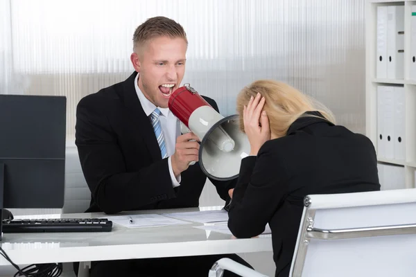 Chef brüllt Geschäftsfrau an — Stockfoto