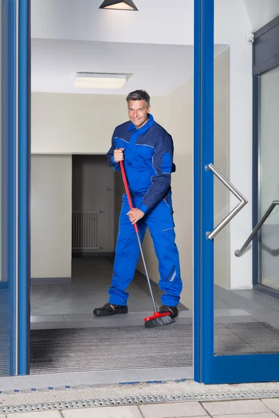 Vertrouwen volwassen werknemer schoonmaken verdieping — Stockfoto