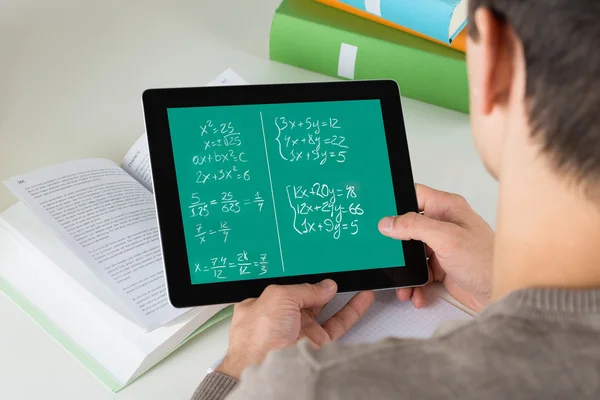 Student learning matematiska ekvationer — Stockfoto